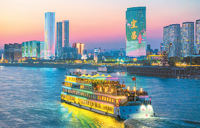 长江游轮穿行峡谷